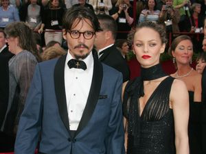 14 Tahun Berhubungan, Kenapa Johnny Depp Tak Nikahi Vanessa Paradis? 14 Tahun Berhubungan, Kenapa Johnny Depp Tak Nikahi Vanessa Paradis?