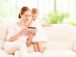 4 Alasan Ortu Sebaiknya Letakkan Handphone Saat Bersama Anak