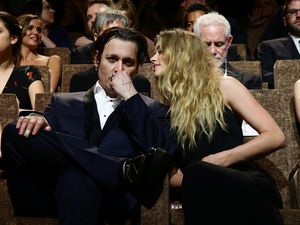 Amber Heard Disebut KDRT Johnny Depp hingga Jarinya Putus Amber Heard Disebut KDRT Johnny Depp hingga Jarinya Putus