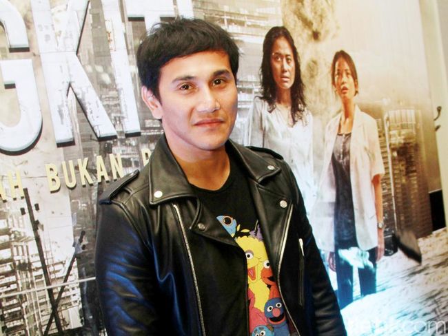 Vino G Bastian Tetap Kece Pakai Kaus Sesame Street