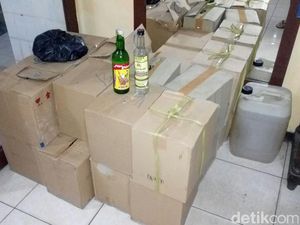 Polisi Sita Ratusan Botol Miras di Pasar Ujung Menteng Cakung