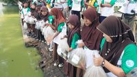 Aksi Tebar Sejuta Ikan di Danau Tasikardi