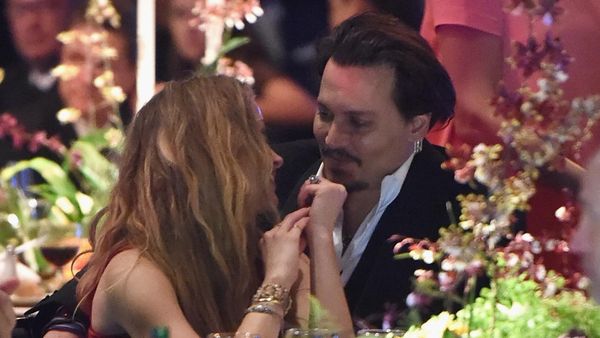 Momen-momen Kemesraan Johnny Depp dan Amber Heard