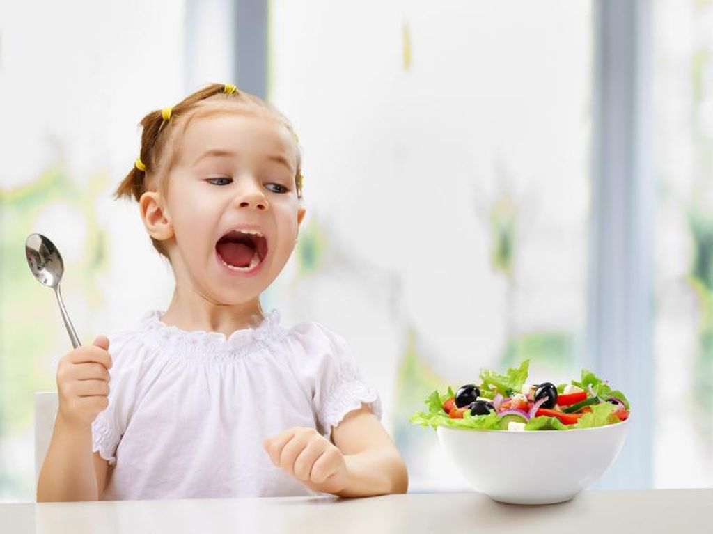 Buah Segar Sebaiknya Diberikan pada Anak Saat Sarapan atau Makan Siang?