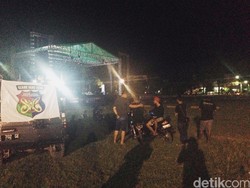 Jelang Konser, Slankers Atambua Antusias Saksikan Pembangunan Panggung