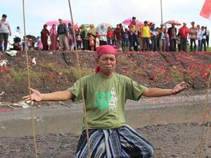 Tabur Bunga dan Aksi Teatrikal Peringati 10 Tahun Semburan Lumpur Lapindo