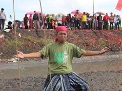 Tabur Bunga dan Aksi Teatrikal Peringati 10 Tahun Semburan Lumpur Lapindo