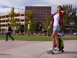 Pertama di Dunia, Inilah Backpack yang Bisa Jadi Skateboard Elektrik