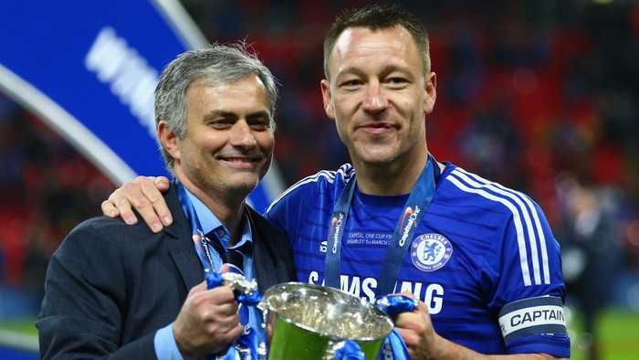 LONDON, ENGLAND - MARCH 01:  Manager Jose Mourinho of Chelsea and John Terry of Chelsea pose with the trophy during the Capital One Cup Final match between Chelsea and Tottenham Hotspur at Wembley Stadium on March 1, 2015 in London, England.  (Photo by Clive Mason/Getty Images)