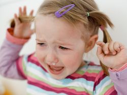 Anak Gemar Memukul Dirinya Saat Tantrum? Coba Berikan Pelukan Beruang