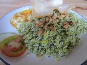 Yuk, Makan Siang dengan Nasi Goreng Hiijau yang Gurih Pedas di Sini!