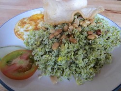Yuk, Makan Siang dengan Nasi Goreng Hiijau yang Gurih Pedas di Sini!