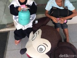 2 Pengamen Badut Cilik Mickey Mouse dan Cita-cita Jadi Pemain Sepakbola