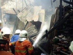Bensin Eceran Tersambar Api Kompor, Toko Bangunan Terbakar