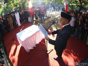 Wali Kota Makassar Lantik 105 Pejabat di Taman Makam Pahlawan: ini Alasannya
