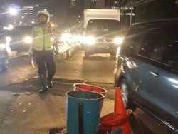 Tutup Gorong-gorong Ambles, Jalan Sudirman Menuju Blok M Macet