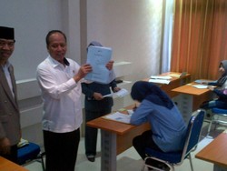 Menteri Nasir Pantau SBMPTN di Semarang, Bagi Soal dan Diminta Doa oleh Peserta