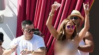 Jennifer Lopez Seksi Party Bareng Pacar