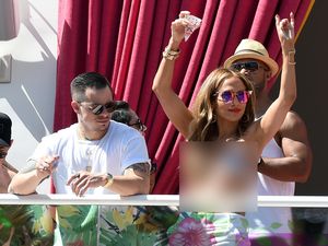 Jennifer Lopez Seksi Party Bareng Pacar