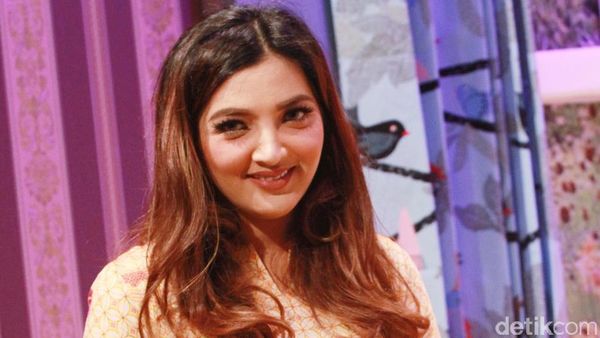 Gaya Hamil 5 Bulan ala Ashanty