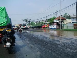 Jalan Kalianak Kembali Jadi Kubangan Pasca Hujan