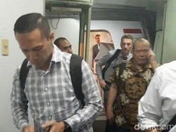 Penampakan La Nyalla Turun dari Pesawat di Bandara Soekarno-Hatta