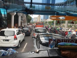 Crossing Jalur Jelang Flyover Kuningan Dikeluhkan Jadi Sumber Kemacetan