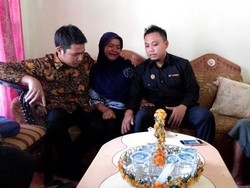 Didatangi Staff Kemenlu, Ibu TKW Rita Menangis Histeris Minta Anaknya Dibebaskan