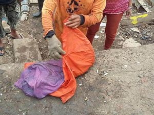 Bayi Perempuan Ditemukan Tak bernyawa Mengapung di Kali Baru Timur, Matraman