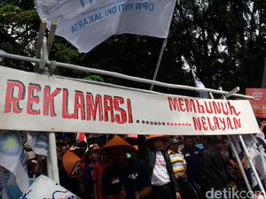 Jelang Sidang Putusan Reklamasi, Ratusan Nelayan Demo di Depan Gedung PTUN
