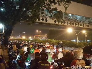 Penampakan Macet Horor di Perlintasan Kereta Api Pasar Minggu