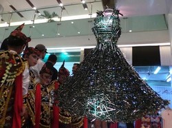 Dress Setinggi 1,5 Meter Terbentuk dari Ribuan Pensil