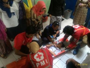 Main Petak Umpet, Siswa SMPN I Surabaya Jatuh dari Lantai 3 Main Petak Umpet, Siswa SMPN I Surabaya Jatuh dari Lantai 3