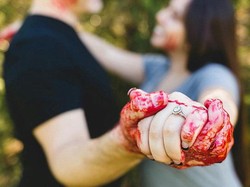 Kreatif atau Menyeramkan? Pasangan Buat Foto Prewedding Bertema Pembunuhan