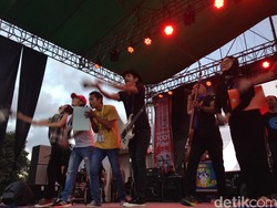 Slank Resmikan Gang Potlot di Atambua