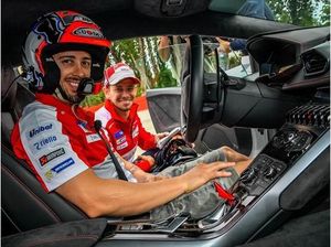 Saat Casey Stoner dan Andrea Dovizioso Tunggangi Lamborghini