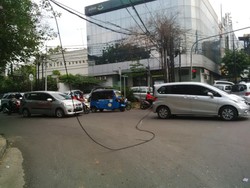 Ada Kabel Melintang di Jalan Ahmad Dahlan Kebayoran Baru