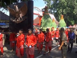 Berebut Tumpeng Gerebek Pancasila Dipercaya Membawa Berkah