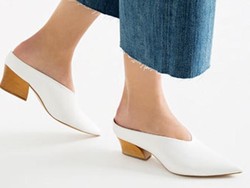 Editors Choice: 5 Sepatu Heels V-Neck yang Merampingkan Tampilan Kaki