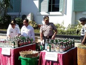 Ribuan Botol Miras Dimusnahkan di Balai Kota Malang Ribuan Botol Miras Dimusnahkan di Balai Kota Malang