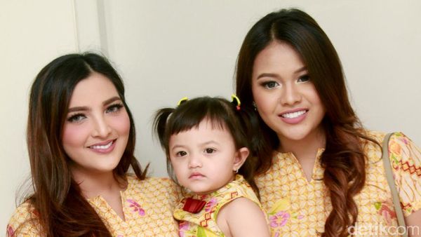 Kompaknya Ashanty, Aurel dan Arsy Berbatik