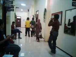 Polisi Ditangkap Bawa Sabu Jalani Pemeriksaan Ditemani Istri