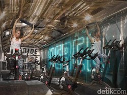 Naik Bus Umum Sambil Fitness