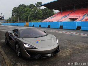 Menjajal Mobil Berteknologi F1 di Sentul Menjajal Mobil Berteknologi F1 di Sentul