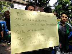 100-an Sopir Angkot Geruduk Balai Kota Bandung, Protes Bus Sekolah Gratis