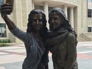 Patung Selfie Picu Perdebatan Sengit