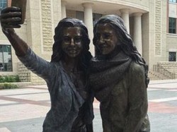 Patung Selfie Picu Perdebatan Sengit