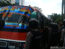 Polisi Bubarkan Massa yang Demo di Depan Gedung KPK Lama