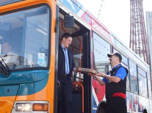 Nyam! Kini di Inggris Bisa Pesan Antar Dominos Pizza di Bus Nyam! Kini di Inggris Bisa Pesan Antar Dominos Pizza di Bus