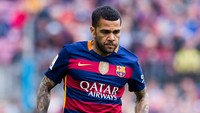 Dani Alves pergi dari Barcelona menuju Juventus. Dia pergi setelah kontraknya digantung oleh manajemen klub. (Foto: Getty Images/Alex Caparros)